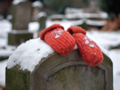 Every Week, I Found Children’s Gloves on My Father’s Grave – One Day, I Met a Teenager There