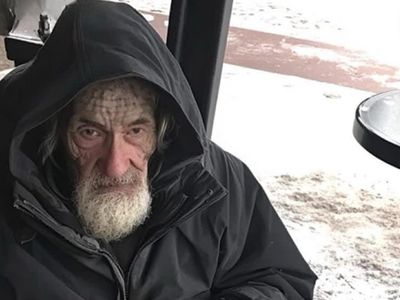 I Helped an Elderly Homeless Man with Amnesia – Days Later, He Returned to My House with a Woman and Two Kids