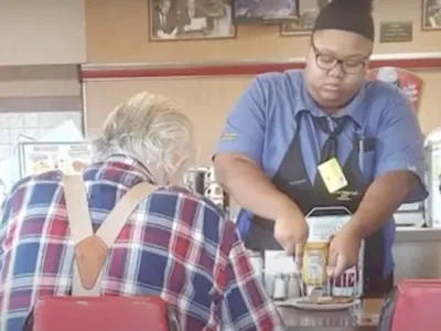 Woman takes sneak photo behind old man: Reveals what waitress is doing with his food