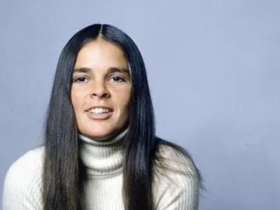 Embracing Life’s Beauty and Aging Gracefully: Ali MacGraw at 84