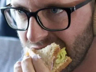 Man questions if he&#8217;s inconsiderate for having a burger next to a vegetarian on a flight