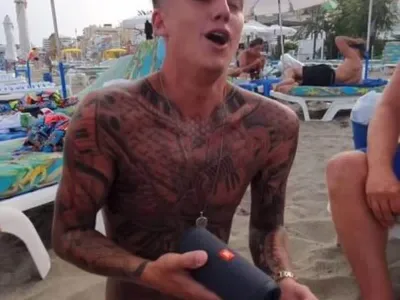Mart Hoogkamer Rocks the Beach with Unchained Melody