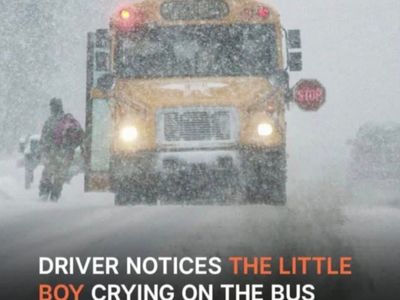 Driver Notices Little Boy Crying in School Bus, Jumps in to Help after Seeing His Freezing Hands 